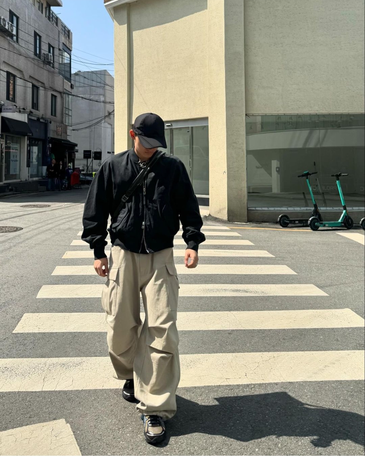 ベージュパンツ ゆったり実用的ポケット付きパンツ