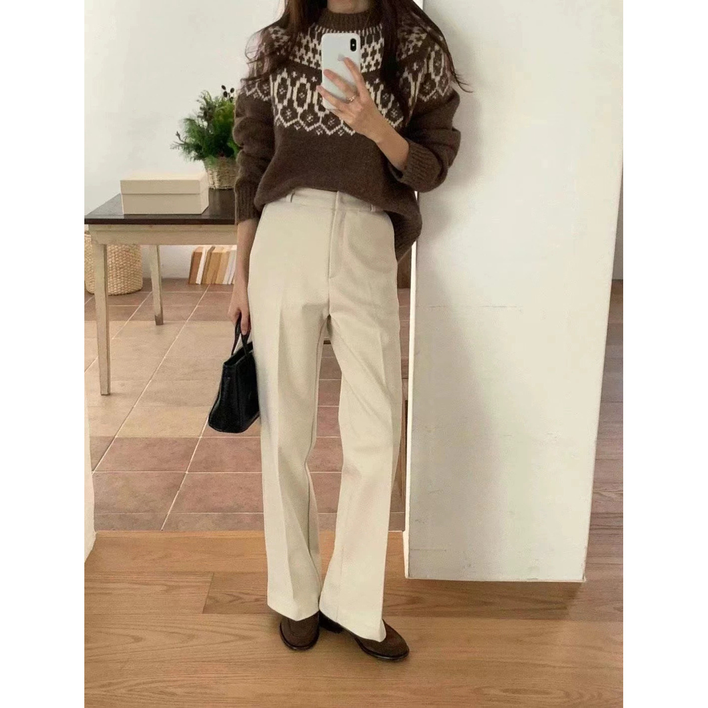 ベージュパンツ すっきりシルエット美脚スラックス