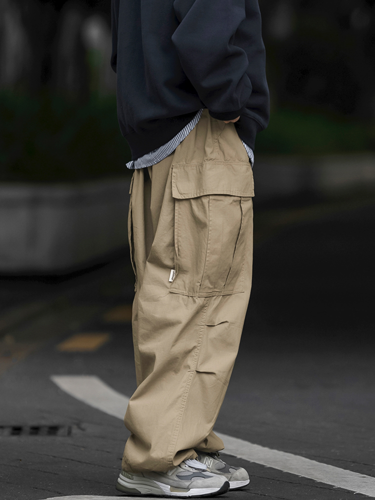 ベージュパンツ ゆったり実用的マルチポケットパンツ