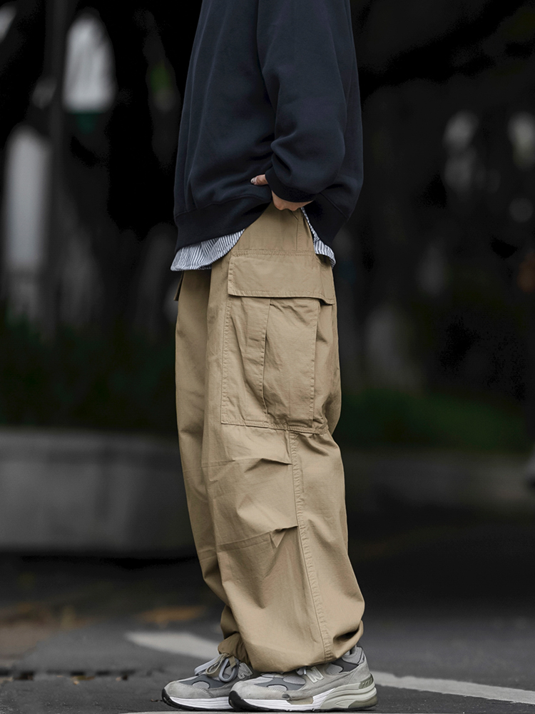ベージュパンツ ゆったり実用的マルチポケットパンツ