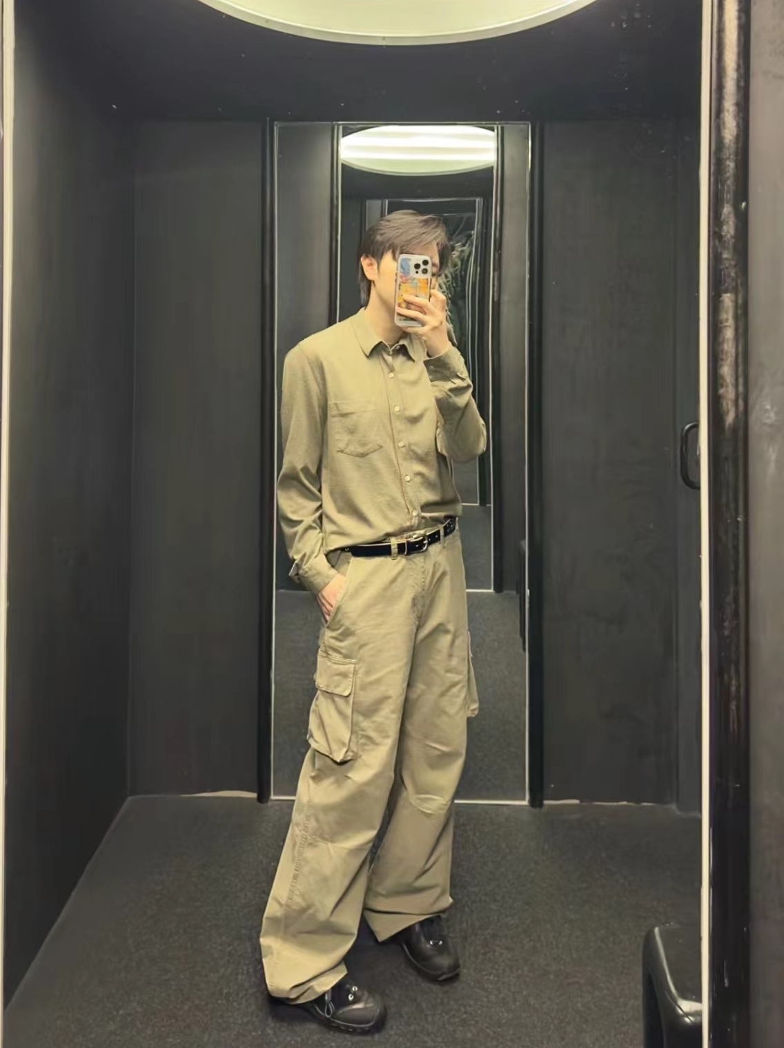 ベージュパンツ ゆったり実用的ポケット付きパンツ