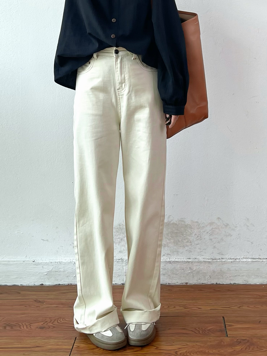 ベージュパンツ なめらかストレートデニム