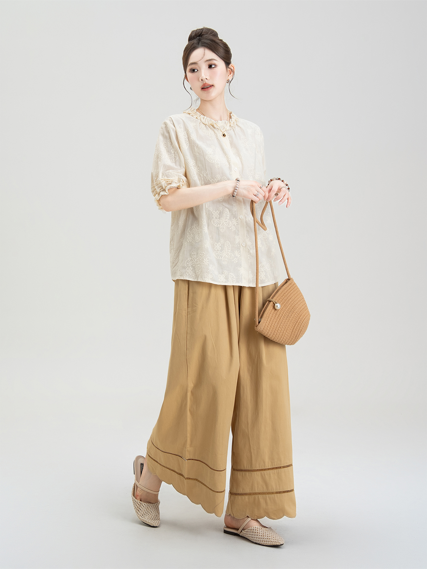 ベージュパンツ ふんわり裾デザインワイドパンツ