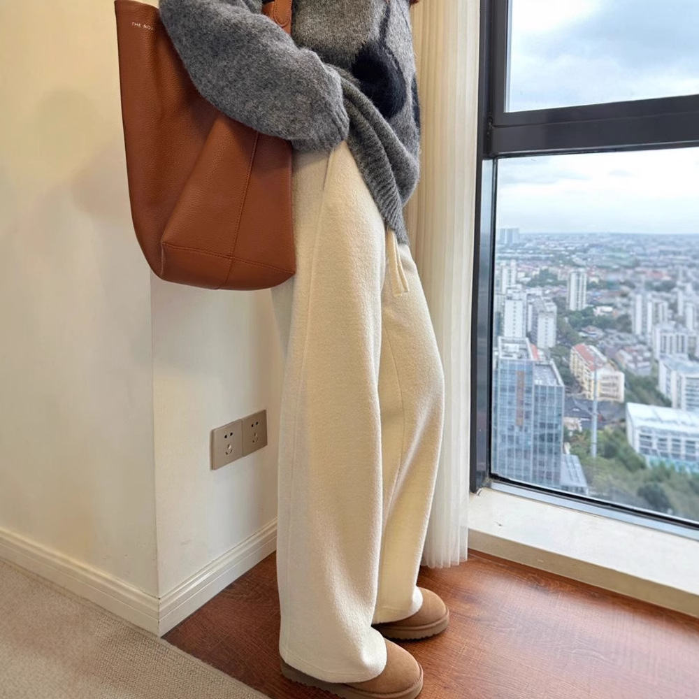 ベージュパンツ ふわもこリラックスパンツ