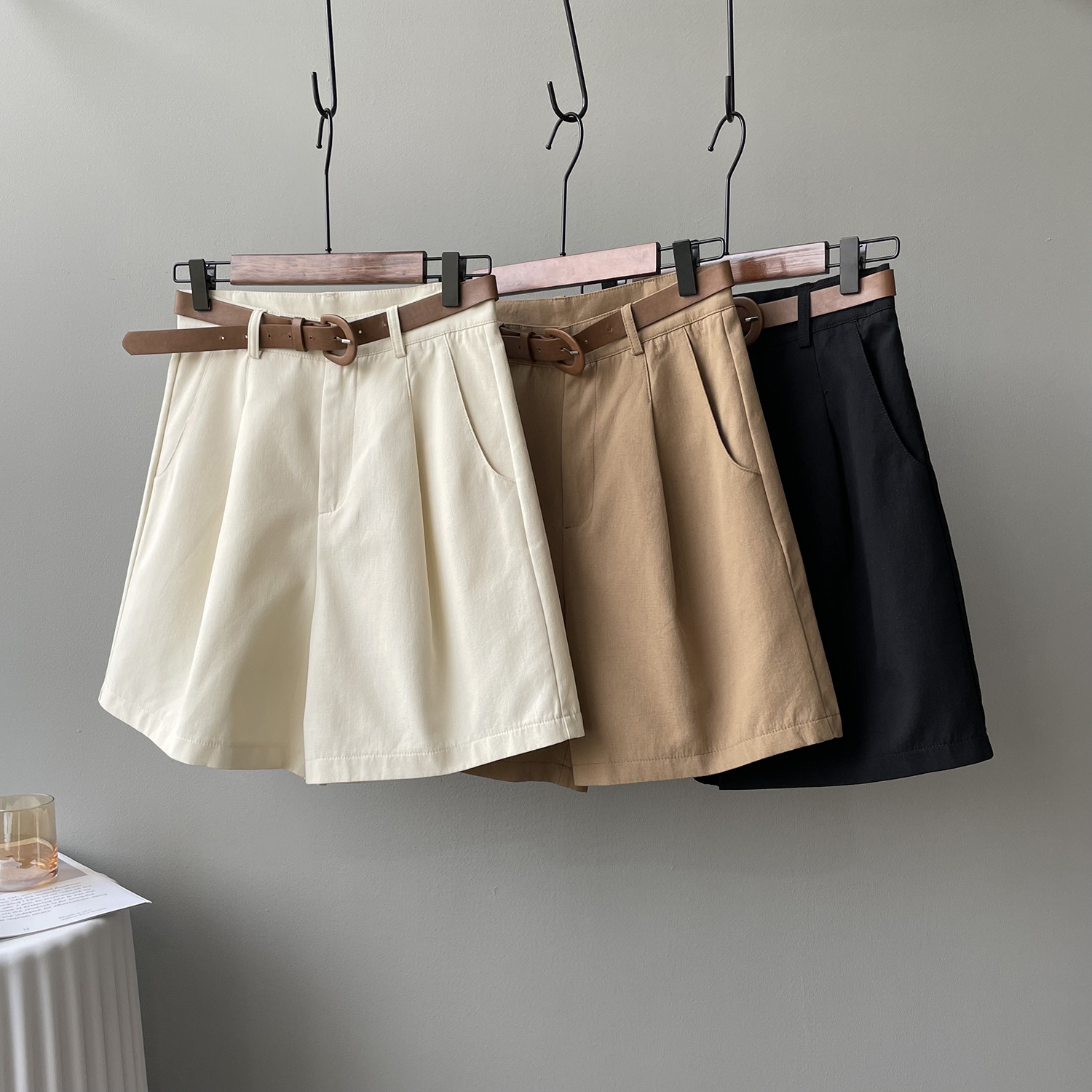 ベージュパンツ ベージュパンツ フォルムが美しい実用的ハーフパンツ