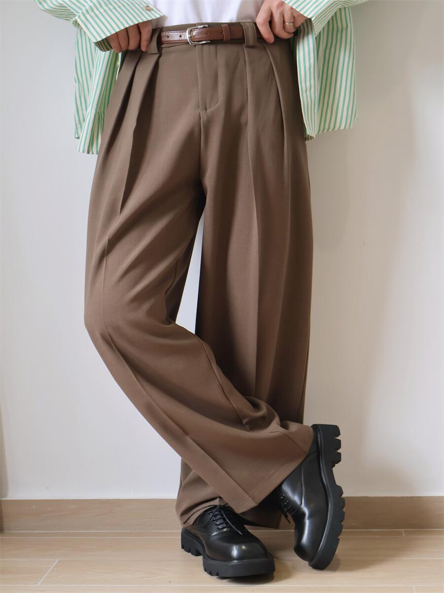 ベージュパンツ ゆったりタック入りワイドスラックス