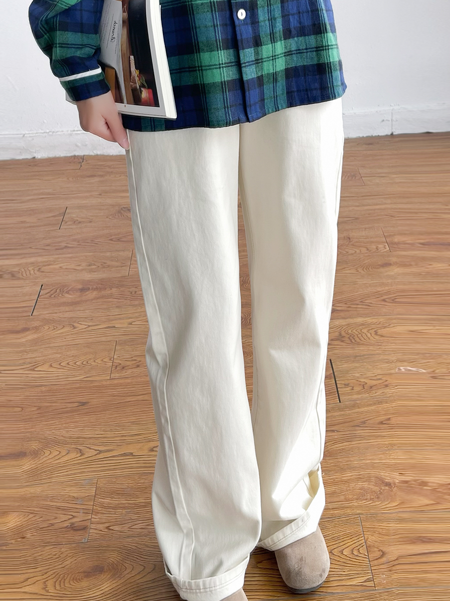 ベージュパンツ なめらかストレートデニム