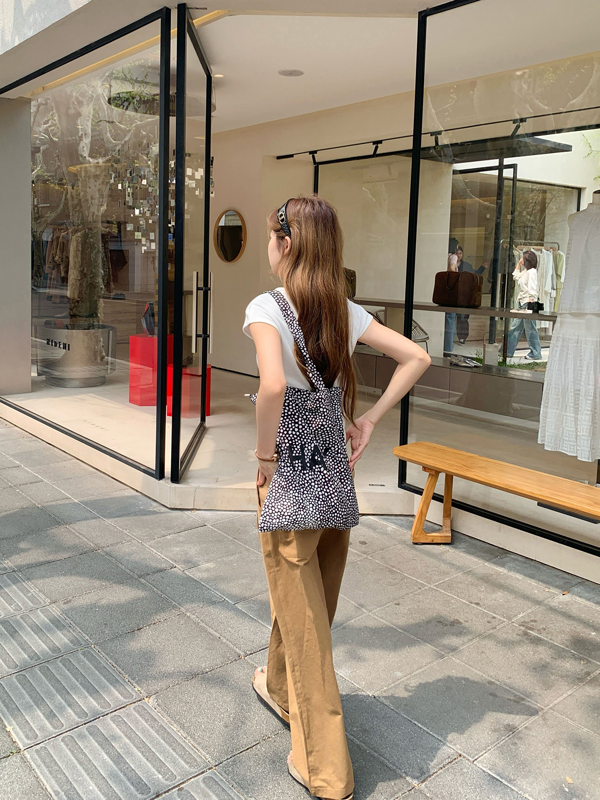 ベージュパンツ ゆったりワイドシルエットチノパン