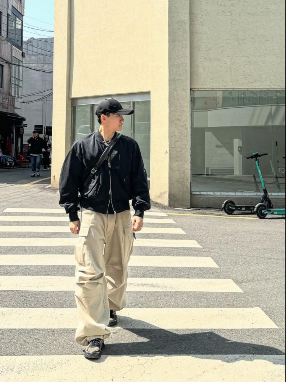 ベージュパンツ ゆったり実用的ポケット付きパンツ