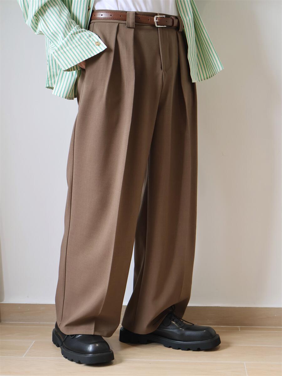 ベージュパンツ ゆったりタック入りワイドスラックス