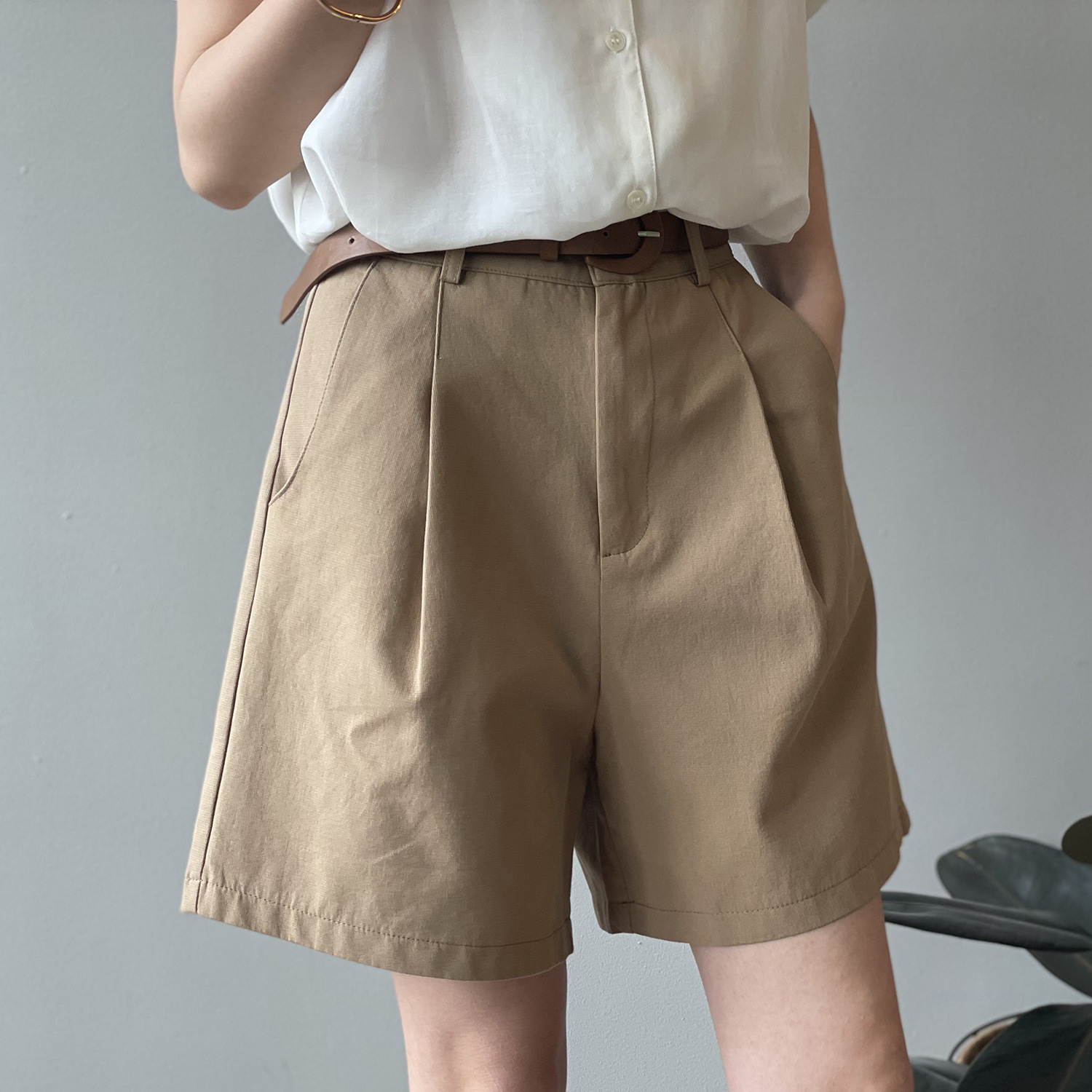 ベージュパンツ ベージュパンツ フォルムが美しい実用的ハーフパンツ