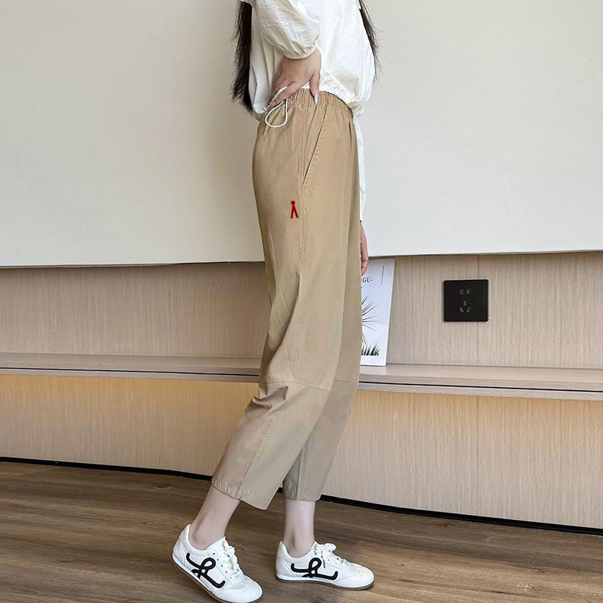 ベージュパンツ ゆったり楽ちん紐付きワイドパンツ
