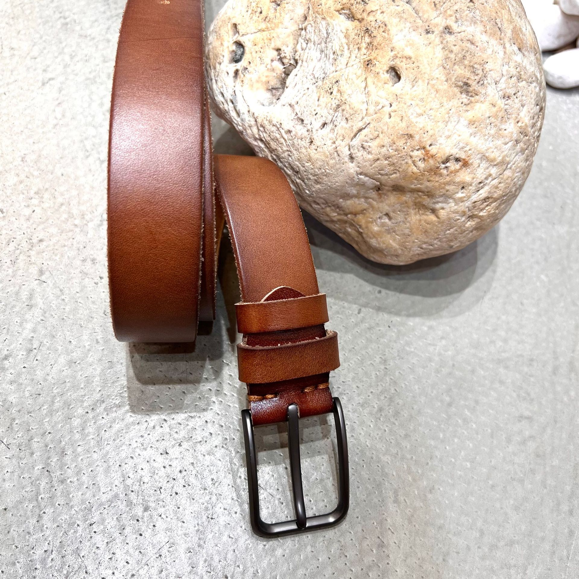 メンズベルト 上質な牛革を使用したシンプルデザインのメンズベルト