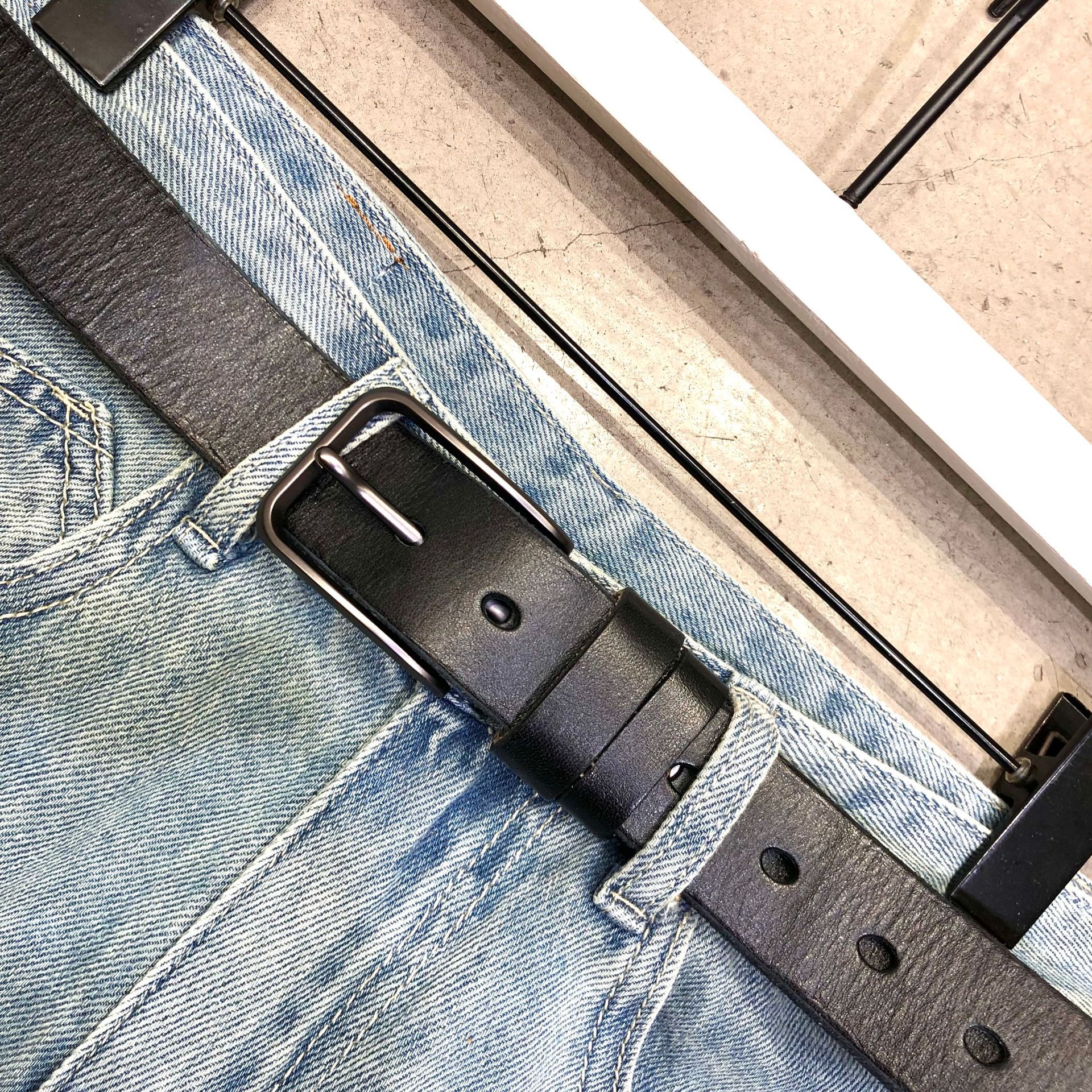 メンズベルト 上質な牛革を使用したシンプルデザインのメンズベルト