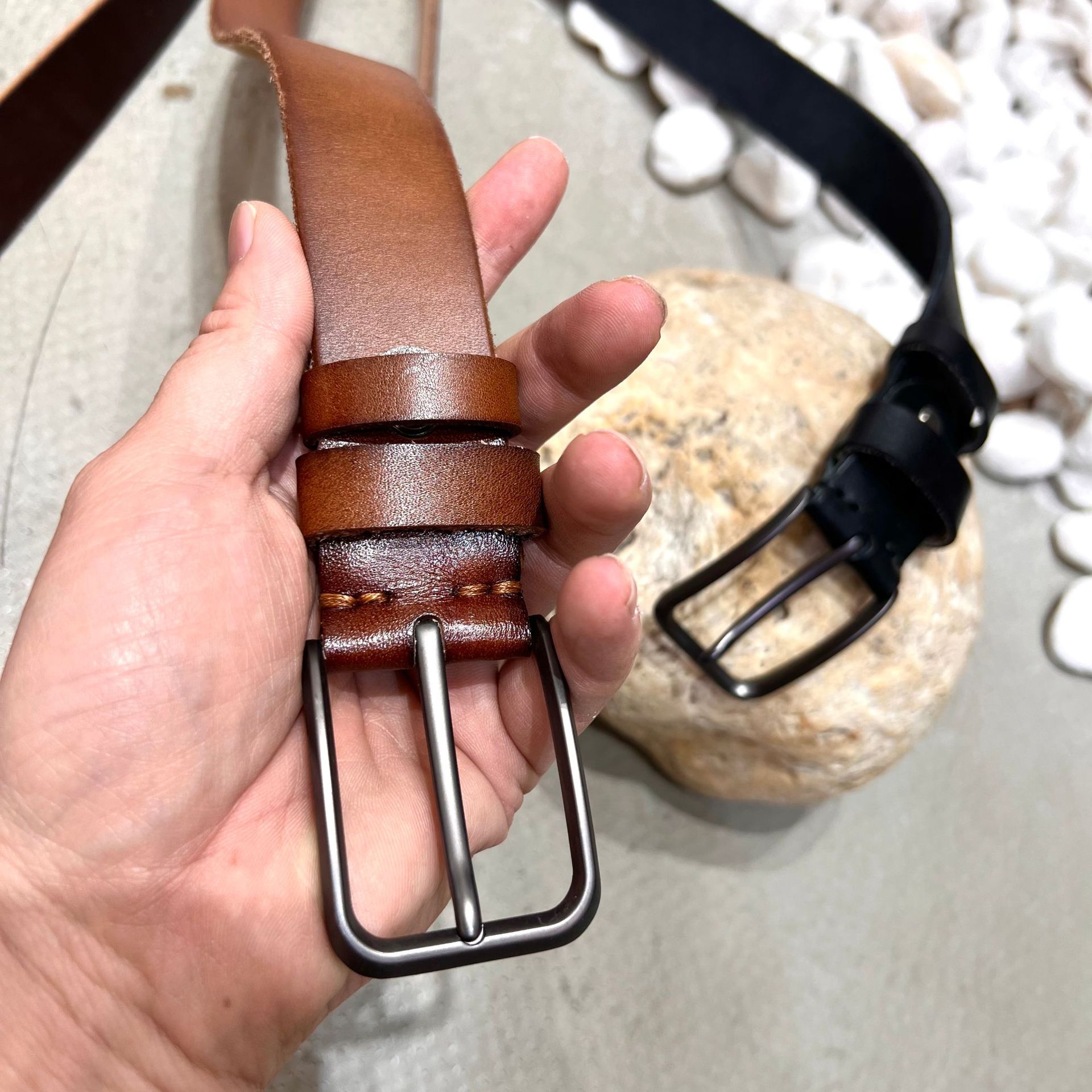 メンズベルト 上質な牛革を使用したシンプルデザインのメンズベルト