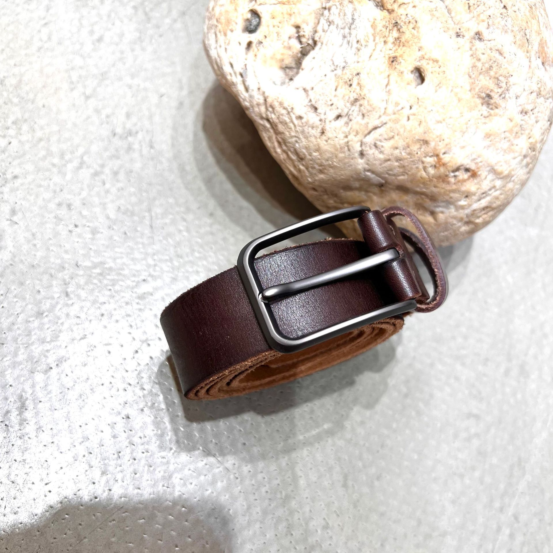 メンズベルト 上質な牛革を使用したシンプルデザインのメンズベルト