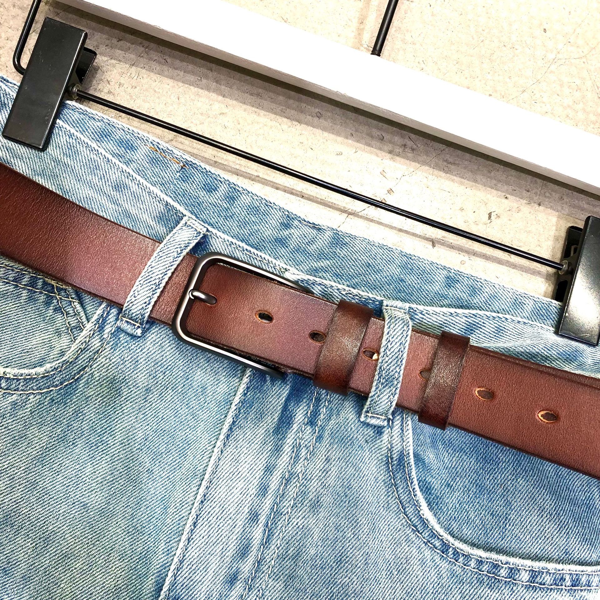 メンズベルト 上質な牛革を使用したシンプルデザインのメンズベルト