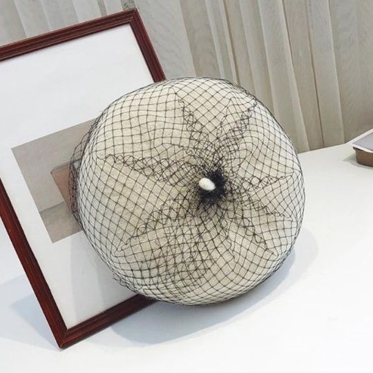 レース編み女性用ベレー帽 上品な秋冬帽子