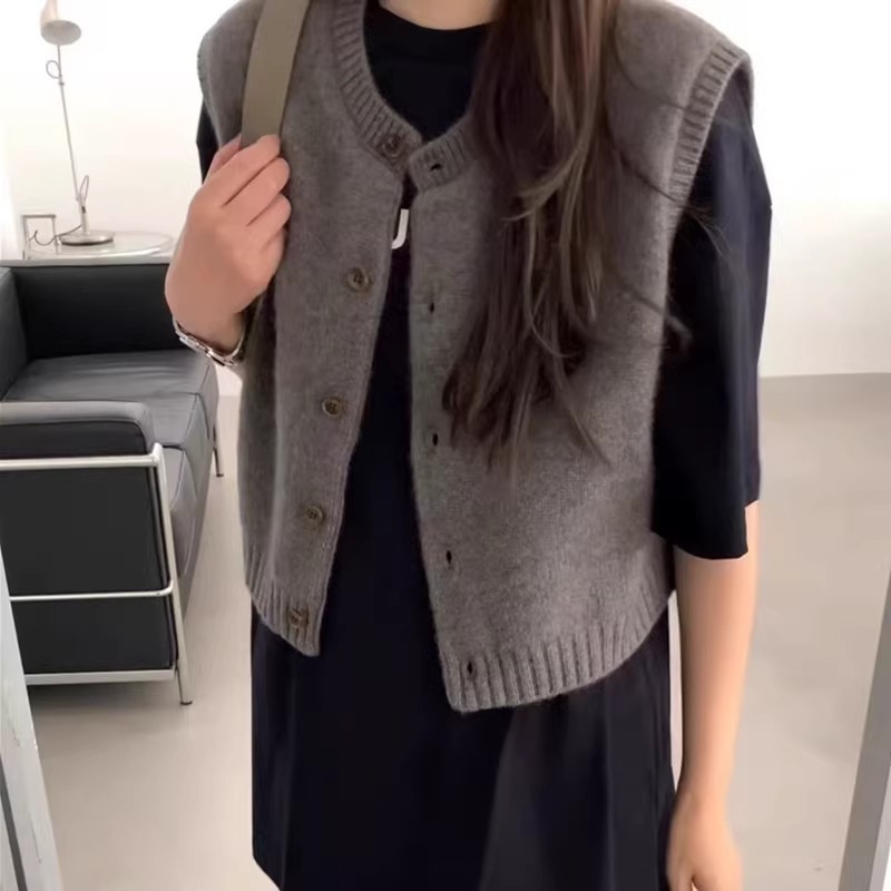 ベスト なめらか丸首ボタンニットベスト