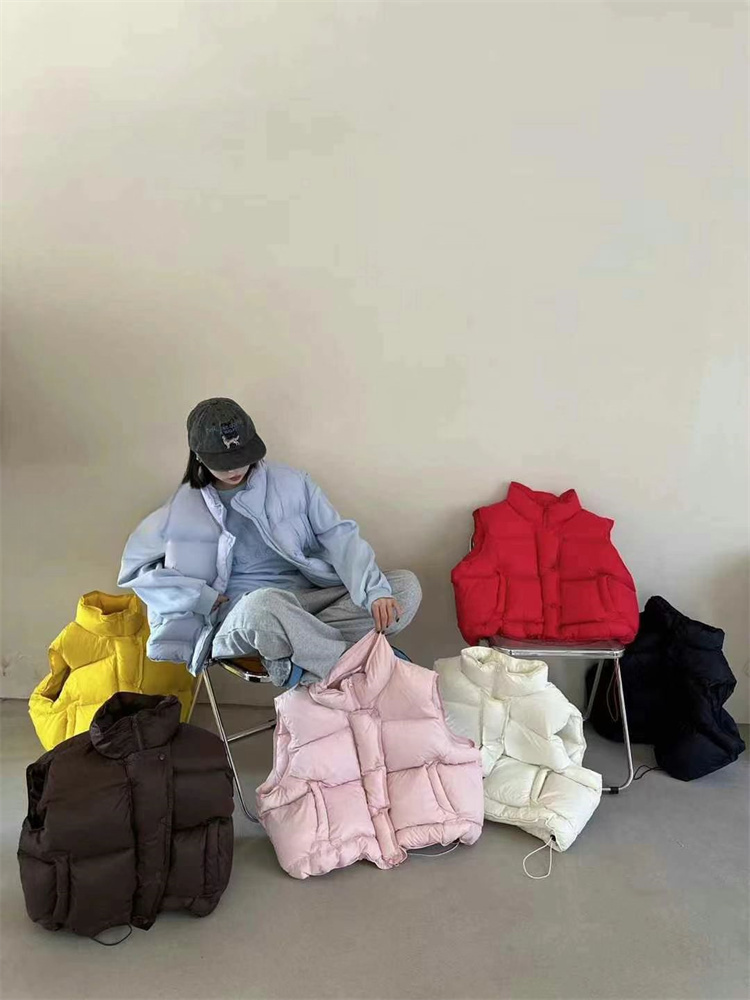 秋冬ダウンベスト 立襟ゆったり短丈 防寒軽量