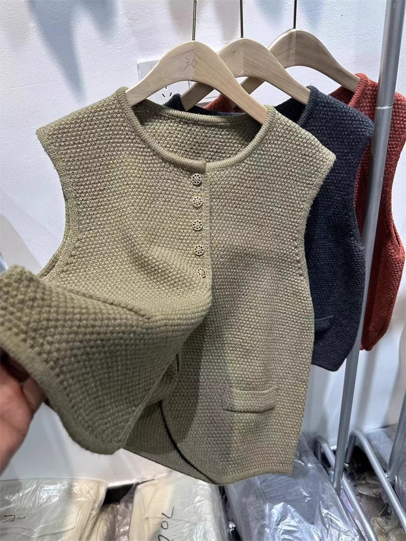 シンプル上品デザイン ボタン飾りニットベスト