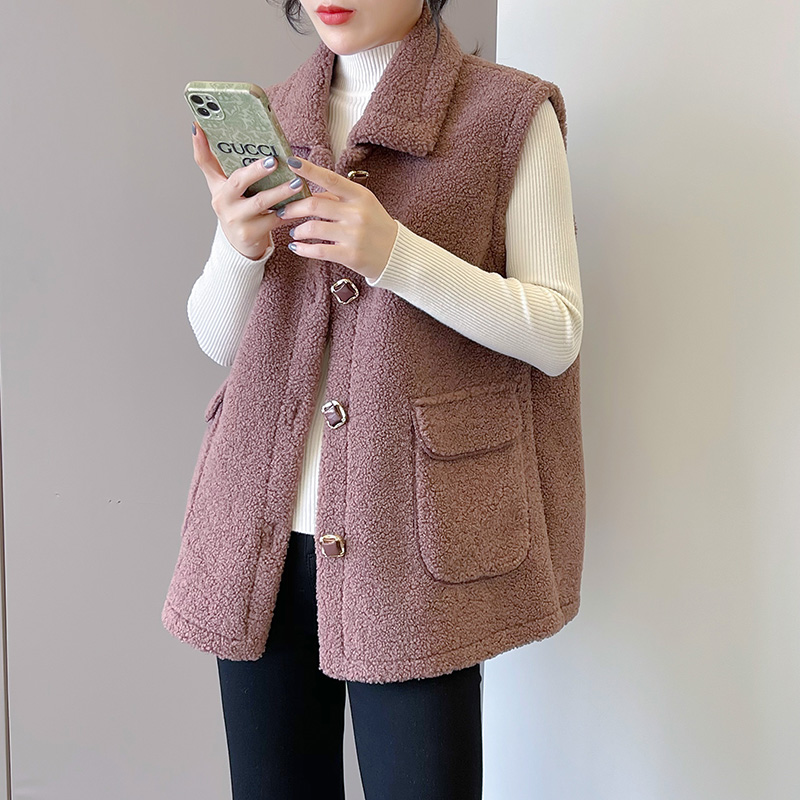 ベスト ふわふわボア生地の襟付きボタン留めベスト