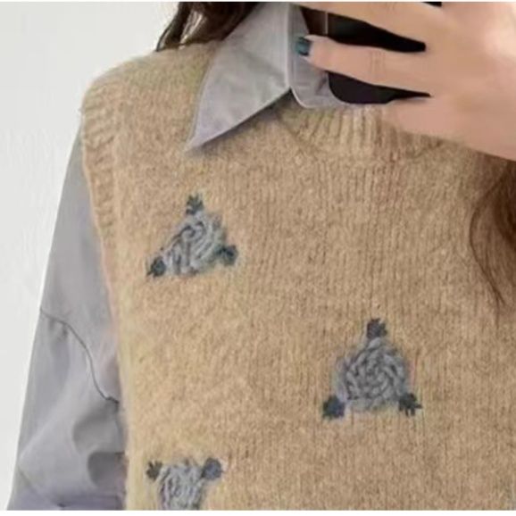 ニットベスト 花柄刺繍ふんわりニットベスト