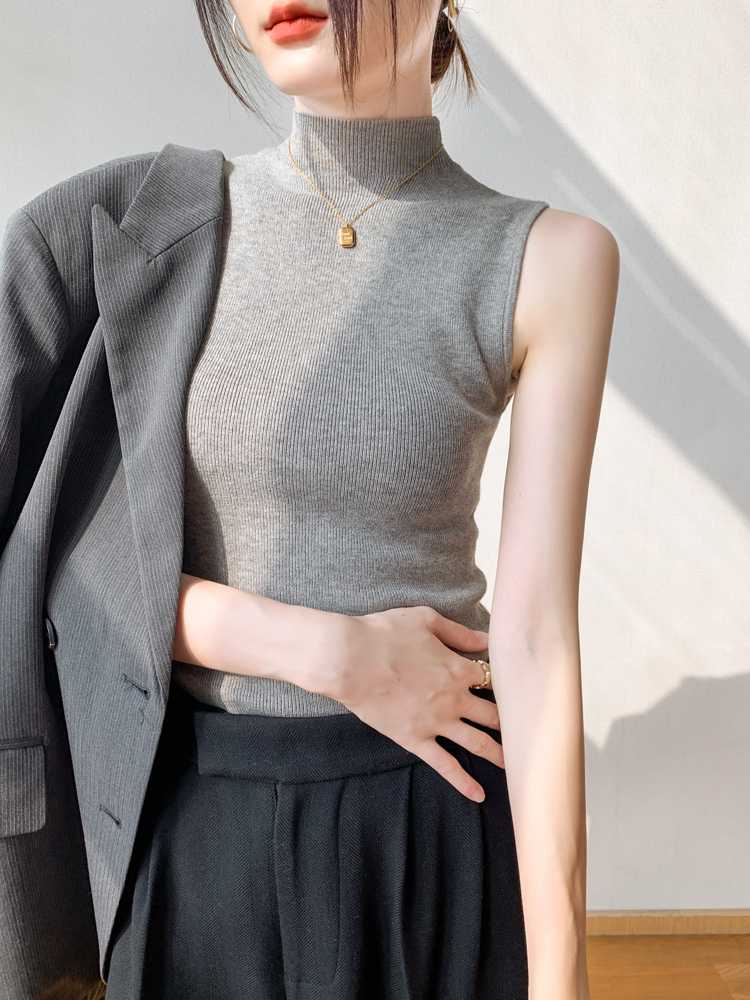 すっきり着こなせる無地ハイネックニットベスト