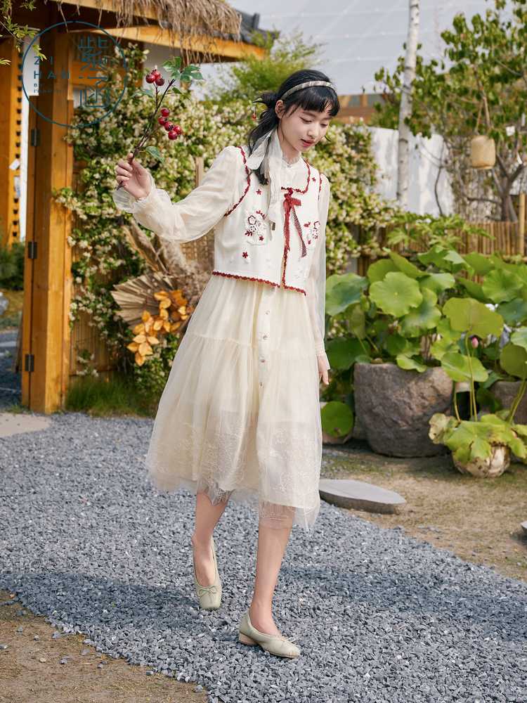 ニットベスト 刺繍入り 花結び紐付き ニットベスト