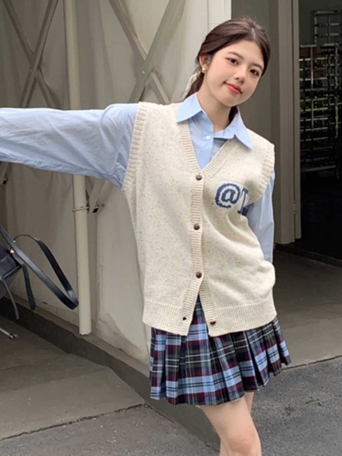 ニットベスト 学園風マークデザインベスト