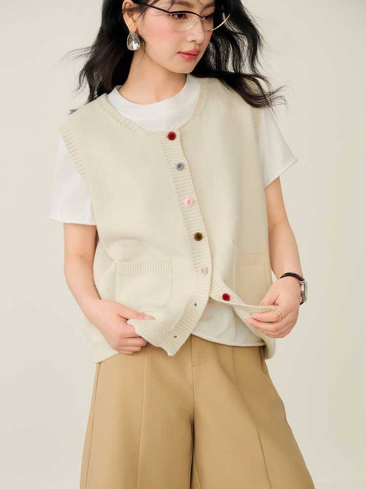 ニットベスト 彩りボタンのやさしい手編みベスト