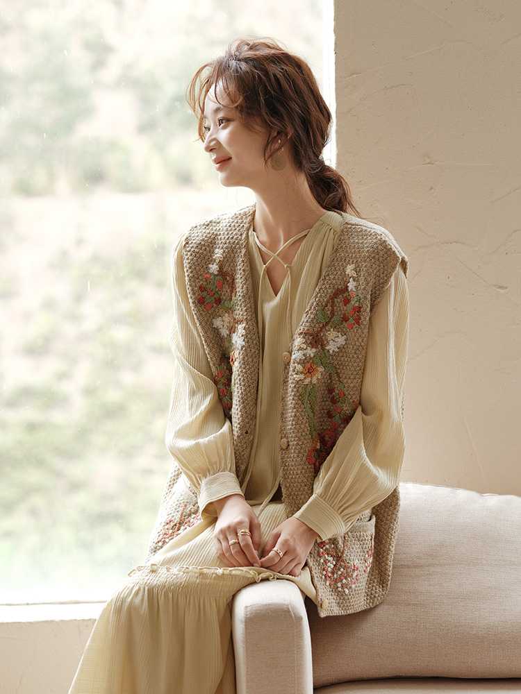 ニットベスト 花刺繍入り手編みベスト