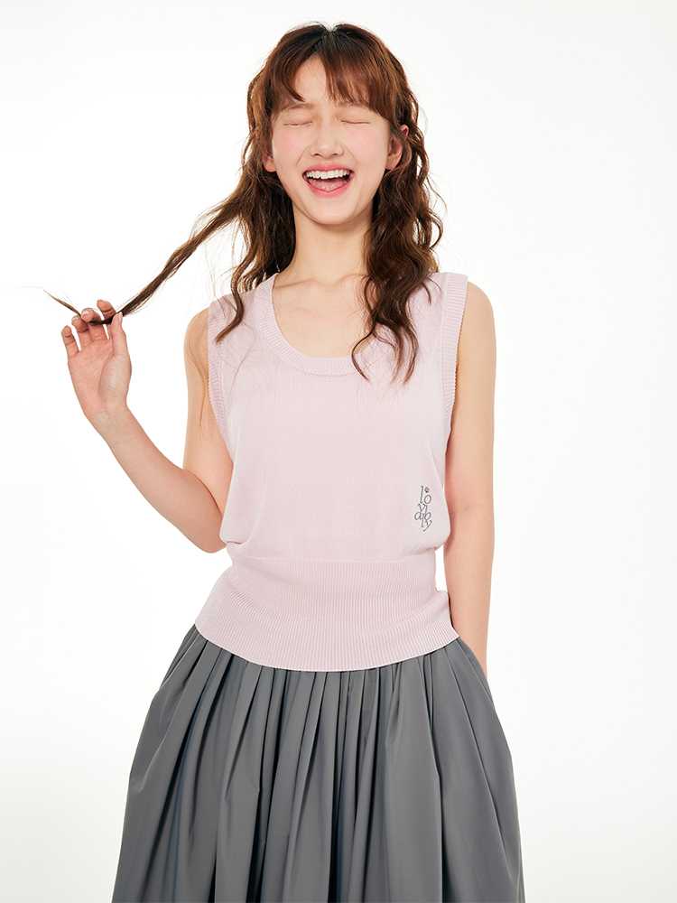 ニットベスト 優美な装いの刺繍入り　薄手ニットベスト