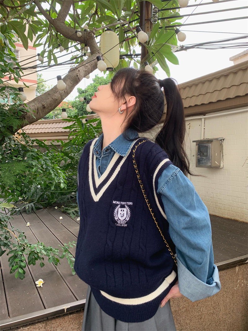 白色学院風ケーブル編みブイネックニットベスト