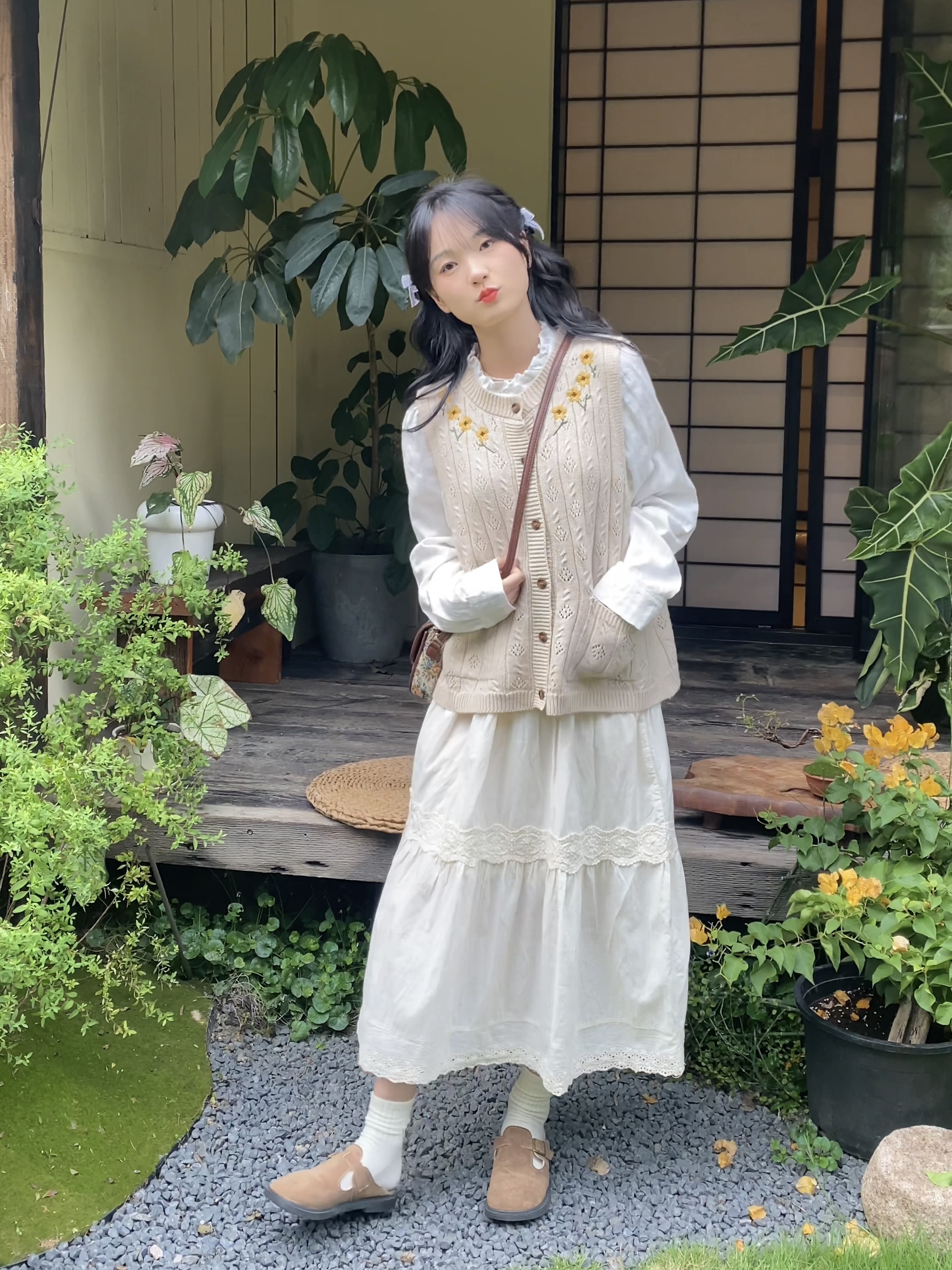 ニットベスト 花刺繍入り編み模様ニットベスト