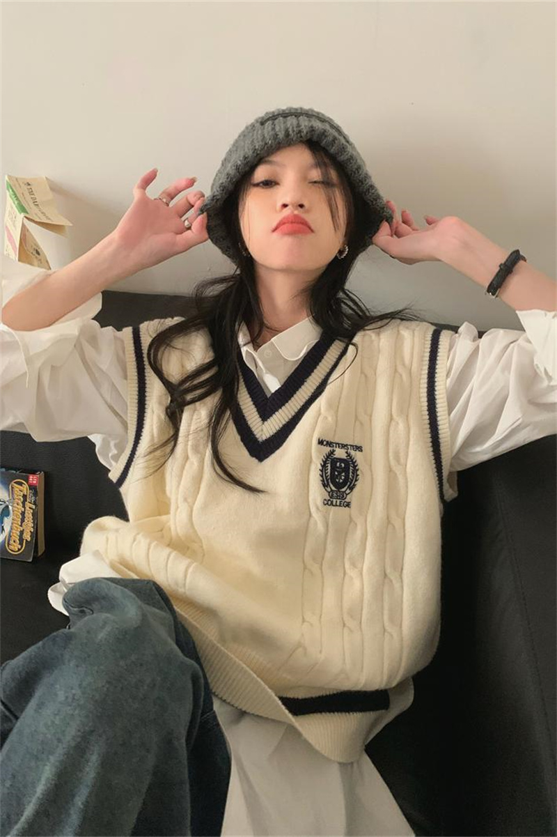白色学院風ケーブル編みブイネックニットベスト