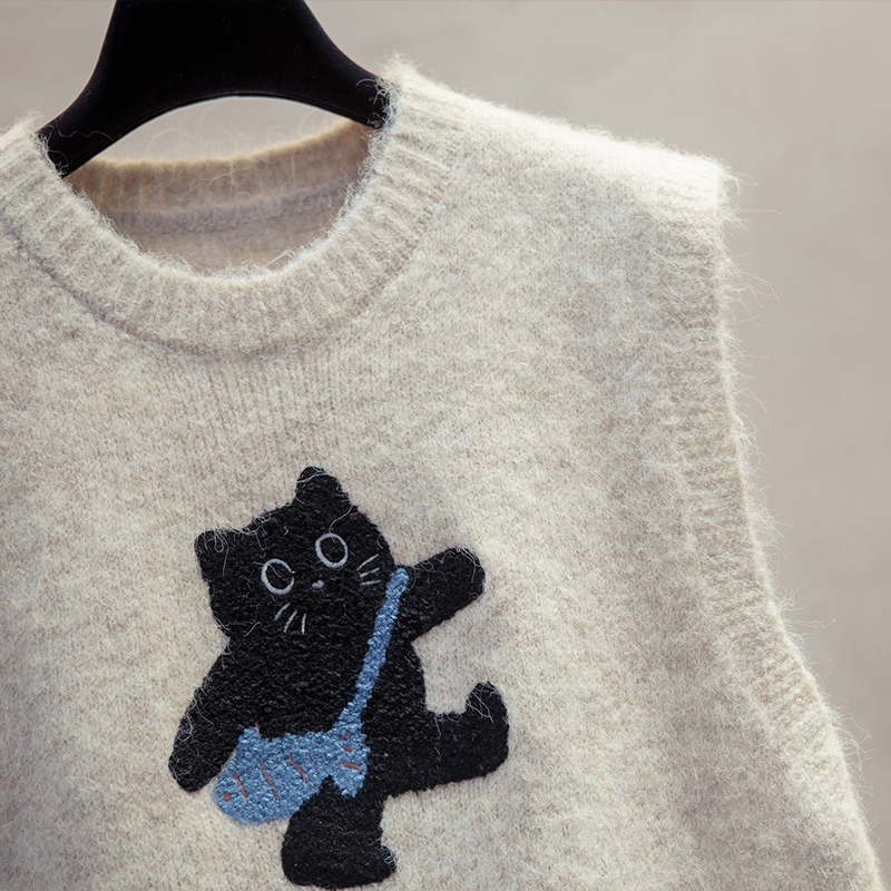 ニットベスト 可愛い猫ちゃん刺繍入りふわふわ無袖ニット