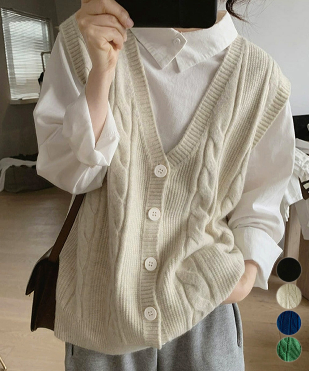 白系ケーブル編みブイネックニットベスト