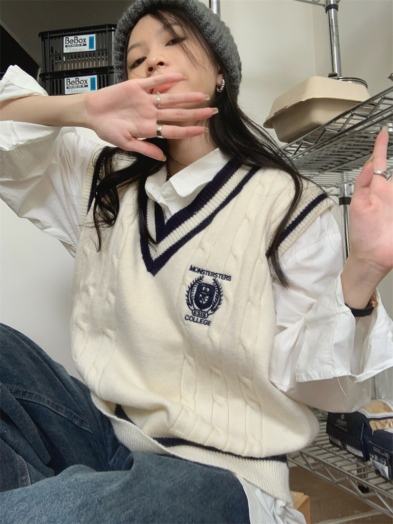 白色学院風ケーブル編みブイネックニットベスト