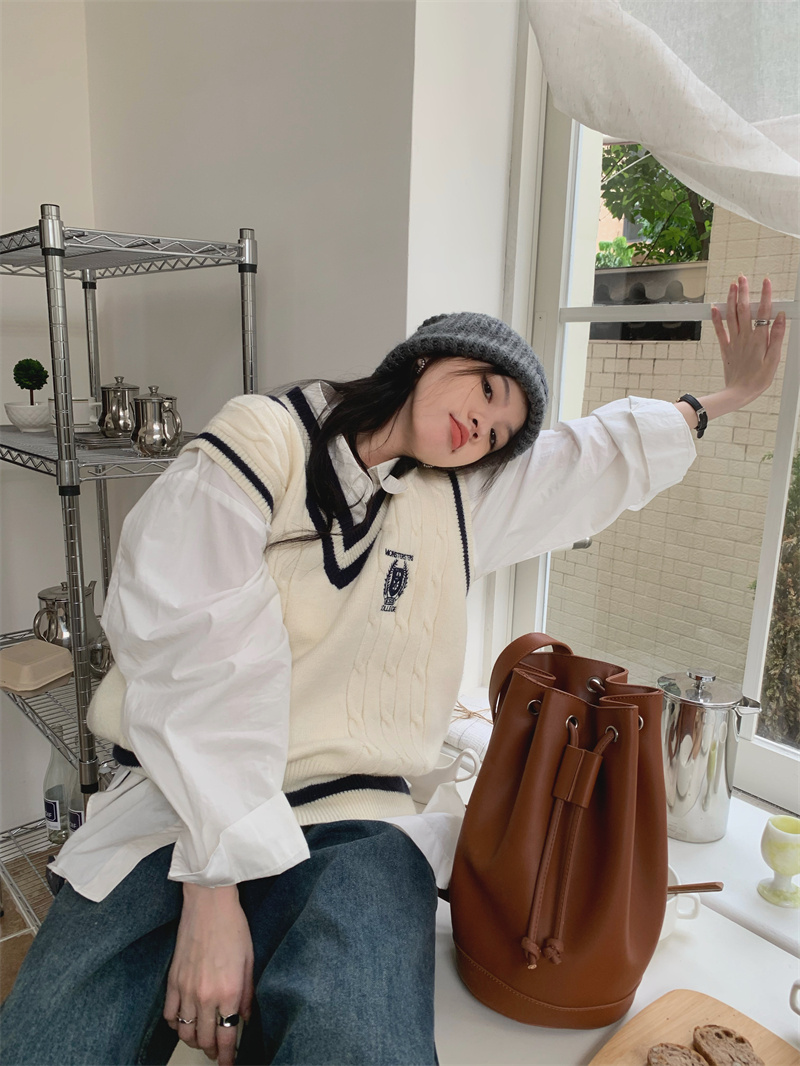 白色学院風ケーブル編みブイネックニットベスト