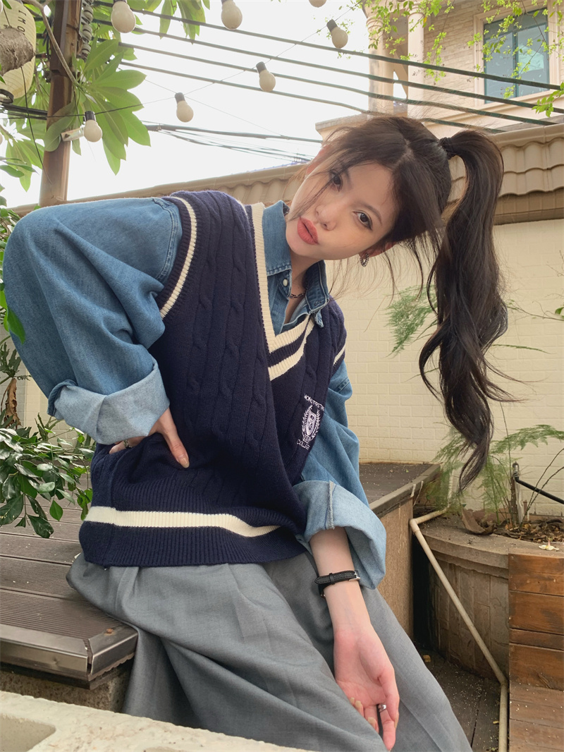 白色学院風ケーブル編みブイネックニットベスト