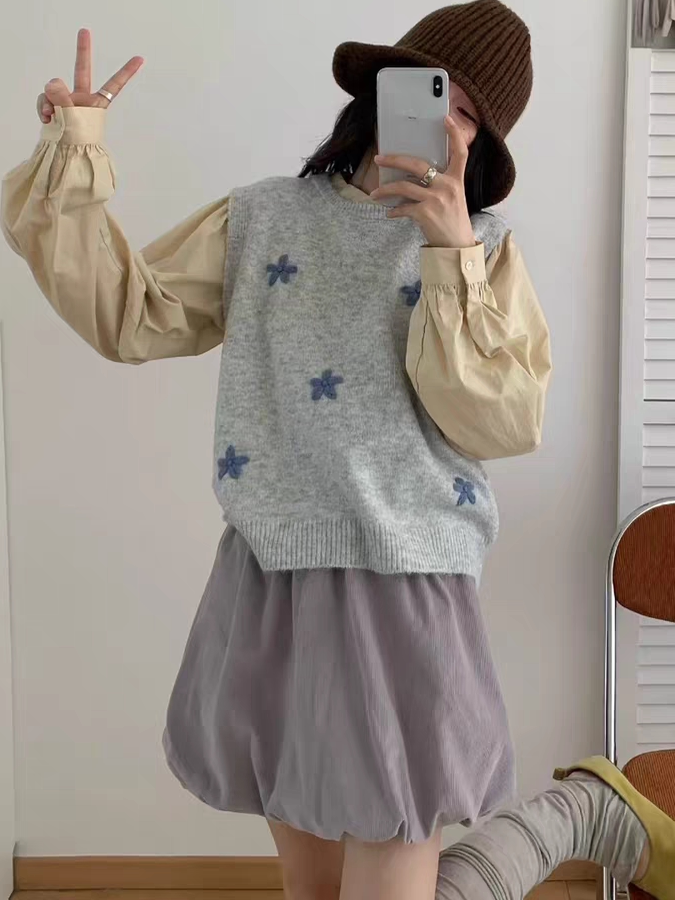 ニットベスト 花模様刺繍入り丸首ニットベスト