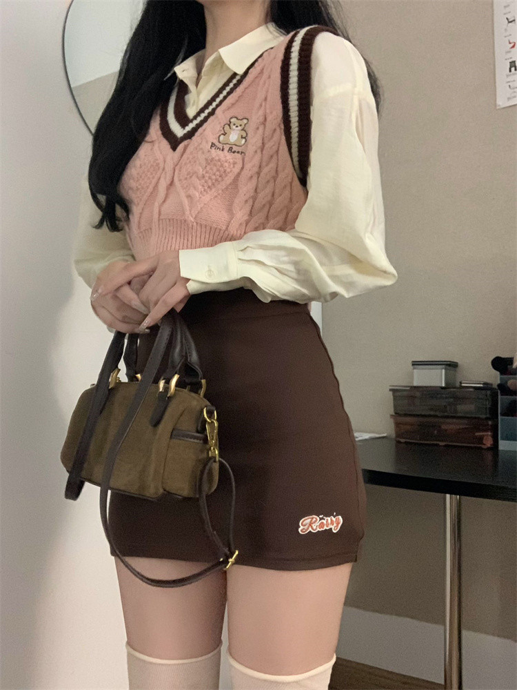 ニットベスト くまさん刺繍入りショート丈ベスト