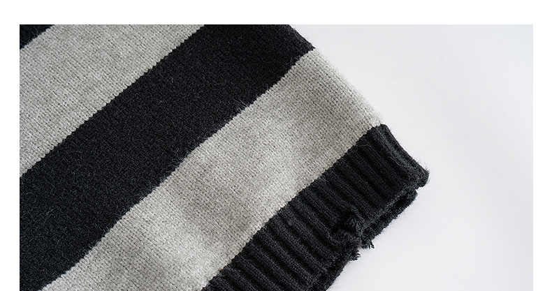 ニットベスト 横縞模様刺繍入りブイネックニットベスト