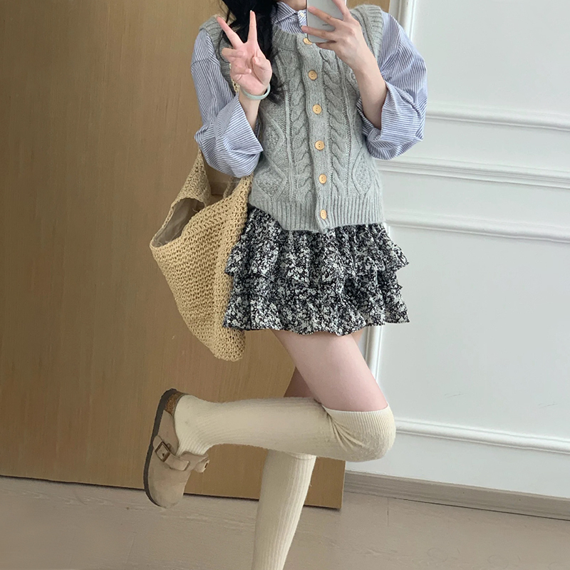 ニットベスト 縄編み模様の前開きニットベスト