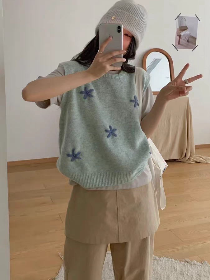 ニットベスト 花模様刺繍入り丸首ニットベスト