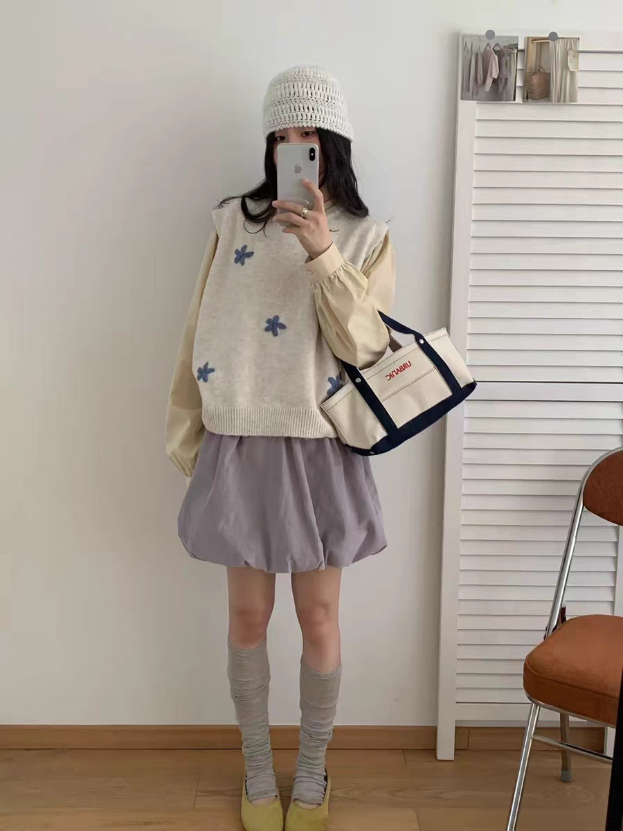 ニットベスト 花模様刺繍入り丸首ニットベスト