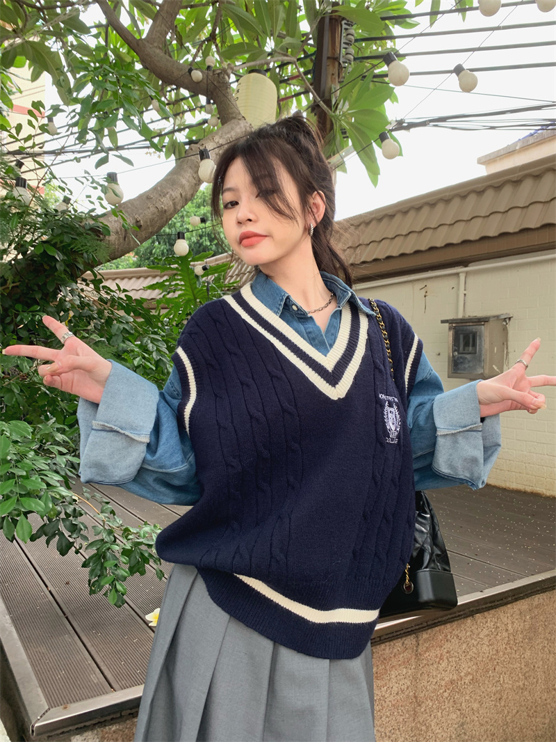 白色学院風ケーブル編みブイネックニットベスト