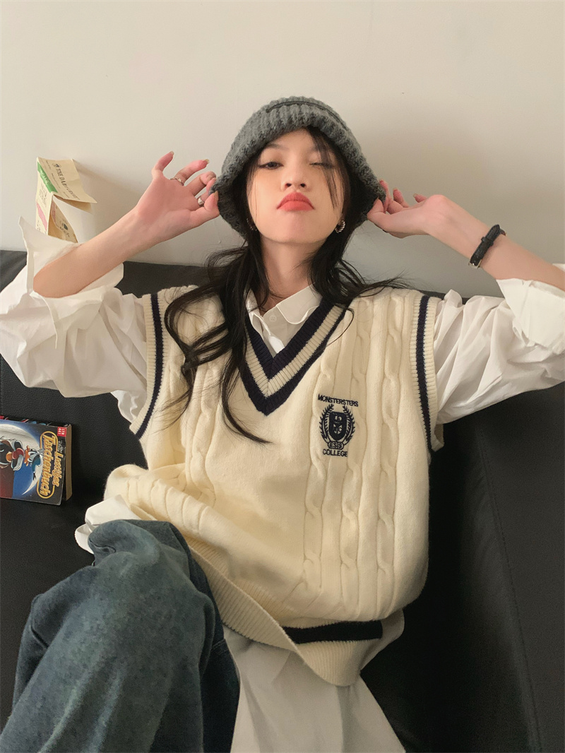 白色学院風ケーブル編みブイネックニットベスト