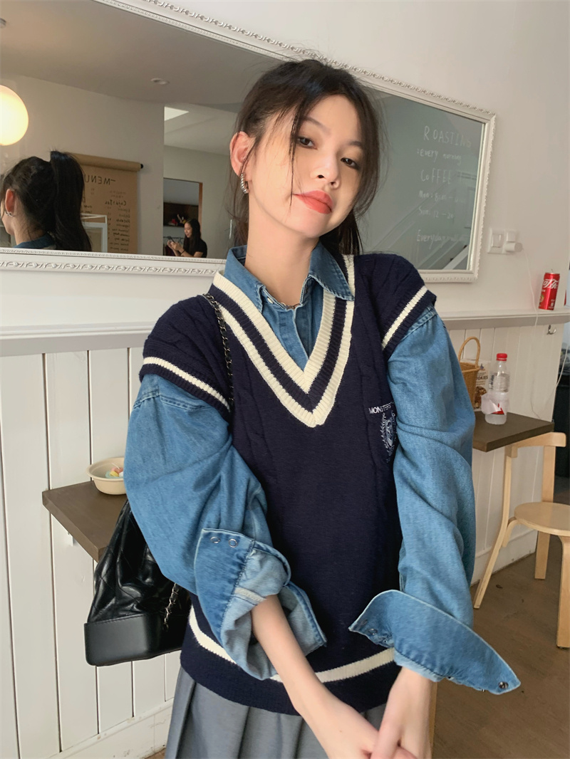 白色学院風ケーブル編みブイネックニットベスト